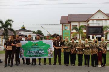 Kejaksaan Negeri Aceh Singkil Bagi-bagi Takjil
