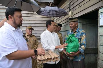 Safari Ramadan, Wagub Kunjungi Penerima Bantuan Rumah Layak