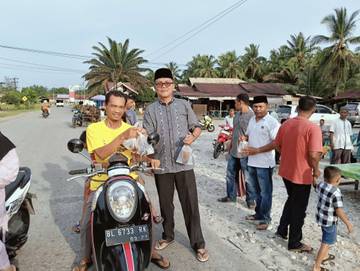 Ratusan Paket Takjil Dibagikan ke Pengendara di Singkil