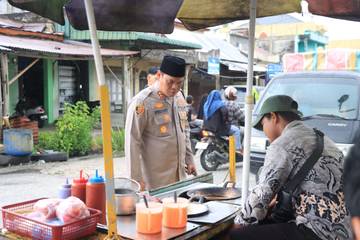 Kapolres Aceh Singkil Borong Takjil, Dibagi-bagi ke Warga 