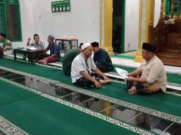Antusias Warga Singkil Tunaikan Zakat Fitrah 