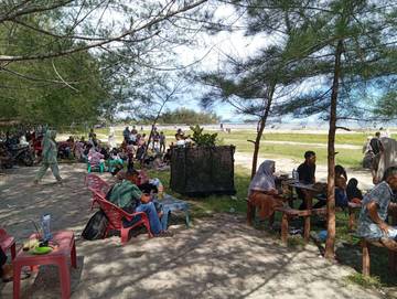 Pantai Pulo Sarok Dipadati Pengunjung saat Lebaran