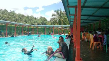 Kolam Renang Desa Sikelang Ramai Dikunjungi Wisatawan