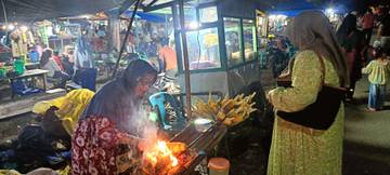 Penjual Jagung Bakar Raup Omzet Jutaan Rupiah 