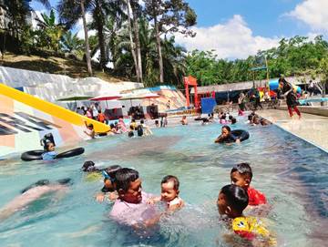 Asiknya Libur Akhir Pekan di Kolam Renang Madura