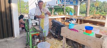 Penjual Es Tebu Ketiban Cuan saat Cuaca Panas 