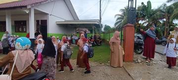 Usai Libur, Siswa di Singkil Sambut Ajaran Baru