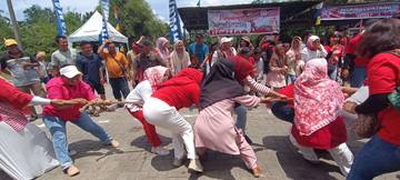 Tarik Tambang Ibu-ibu Warnai Kemeriahan HUT RI Ke-80