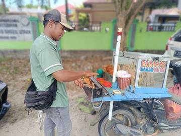Penjual Bakso Bakar di Singkil Raup Omzet Menggiurkan 