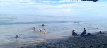 Warga Singkil Habiskan Akhir Pekan dengan Mandi Pantai