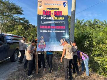 Cegah Kecelakaan,  Polres Aceh Singkil Pasang Spanduk Peringatan 