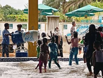 Menikmati Libur Akhir Pekan di Kolam Renang.