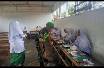 TNI Dampingi Pendistribusian Makan Bergizi Gratis di Singkil