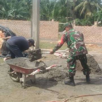 Babinsa Rundeng Kawal Pembangunan Gerai Koperasi Desa