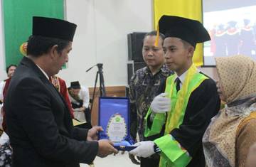 Sempat Terkendala Biaya, Perjalanan Satria Jadi Wisudawan Terbaik