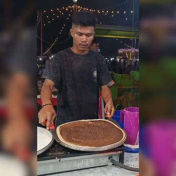 Pedagang Crepes Di Pasar Malam Omset Jutaan Rupiah
