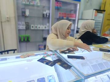 Anti Gagal, Begini Cara Pasang Anti Gores Hp