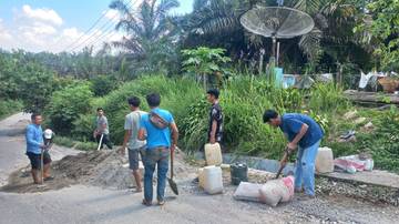 Miris, Pemerintah Bungkam Warga Cepu Tambal Jalan Sendiri
