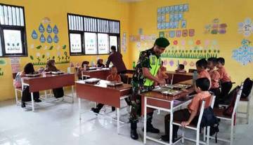 Turun ke Sekolah, TNI Pantau MBG di Singkil