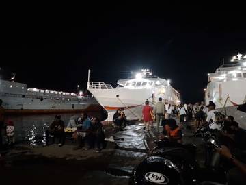  Penumpang Masih Membludak  di Pelabuhan Rakyat Slamet Ryadi