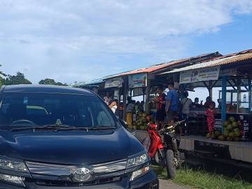 Pantai Natsepa Ramai Dikunjungi Warga di Hari Libur