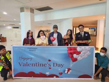 Bandara Pattimura Ambon Berbagi Coklat Valentine Day