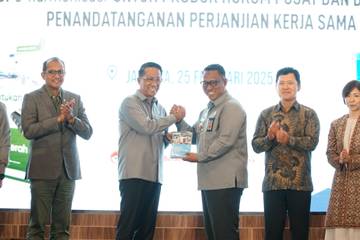 Kakanwil Kemenkum Maluku Terima Buku Tanya Jawab Perpu