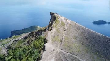 Menapak Gunung Api Banda, Mahakarya Alam di Kepulauan Rempah