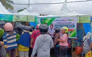 Antrean Panjang Pasar Murah Pemkot Ambon