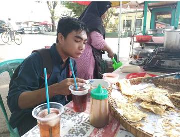 Mahasiswa Unpatti Berburu Kuliner Pagi Saat Hujan