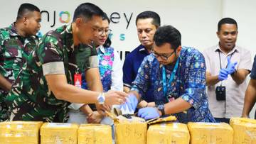 Bandara Pattimura Ambon Gagalkan Pengiriman Puluhan Cairan Mercury 