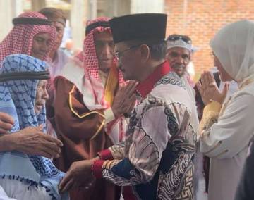 Bupati SBB Sambut Kepulangan Jemaah Haji   