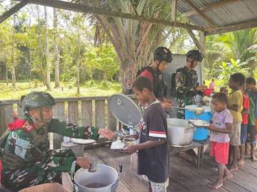 Satgas Yonif Masariku Bagi Makanan Bergizi di Papua