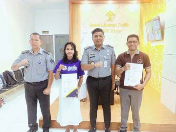 Kemenkum Maluku Serahkan Sertifikat Merek Kepada Pelaku Usaha