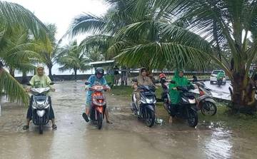Lomba Motor Lambat Perempuan Tetap Meriah Ditengah Hujan