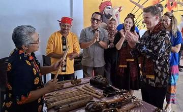 ASC Perkenalkan Alat Musik Tradisional ke Dubes Australia 