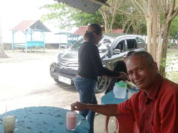 Asyiknya Nikmati Kuliner di Pantai Waisahi Beach Wakal