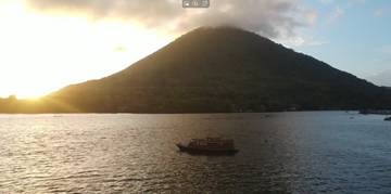 Romantisme Senja di Selat Banda Neira