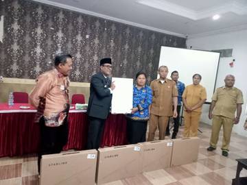 Bupati Maluku Tengah serahkan Bantuan Starlink