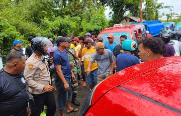 Gegara Sopir Maxim, Komunitas Taxi Blokir Jalan Tulehu 
