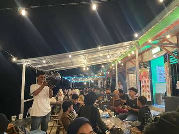 Foodcourt Pantai Rumah Tiga Banjir Pengunjung Malam Minggu