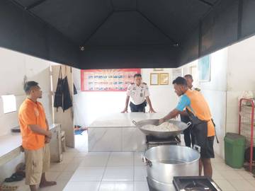  Optimalkan Hak Makan Warga Binaan, Kalapas Namlea Tinjau Dapur