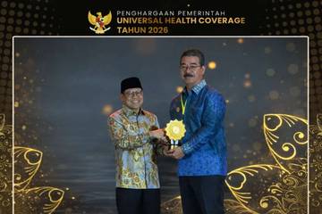 Gubernur Maluku Terima Penghargaan Kategori Madya UHC Awards 