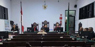 Upaya Bebas Petrus Fatlolon Ditolak Hakim Tipikor