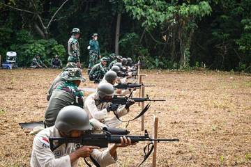 Tingkatkan Kemampuan, ASN Kodaeral IX Ikuti Latihan Menembak