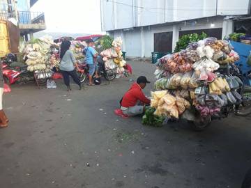 Kisah Pedagang Keliling di Ambon