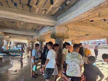 Akrivitas Jual Beli Ikan di Bawah Jembatan Arumbai Ramai