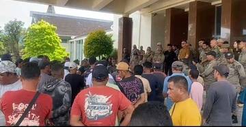 Puluhan Sopir Seruduk Kantor Gubernur, Ini yang Diminta