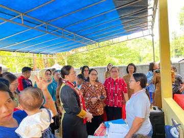 Kunjungi PosyanduCempaka, Ketua TP-PKK Kota Ambon Beri Bantuan