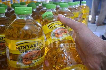 Bulog Maluku Salurkan Langsung Minyakita ke Pedagang Kecil